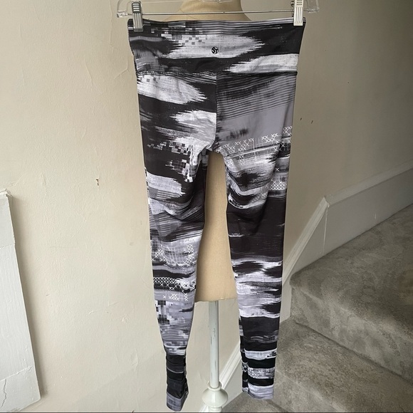 Strut-This Black Gray Pixel Print Mesh Stripe Workout Yoga Leggings EUC One Size - Picture 2 of 6